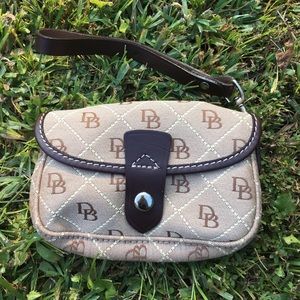 🌻 Dooney & Bourke Wristlet